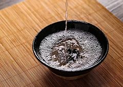 散白酒廠家釀酒用的什么水？加盟散白酒需要多少錢(qián)？