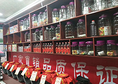 散酒店酒壇擺得巧，客戶跑不了