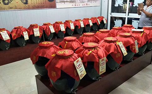 想開一家散酒加盟店，散白酒加盟費多少？加盟散白酒就選醉開心！