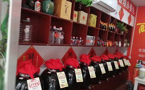 散酒店酒壇擺得巧，客戶跑不了