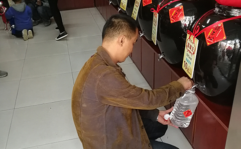醉開心探秘傳統(tǒng)窖池發(fā)酵與手工拌曲工藝，解鎖散酒醇香密碼
