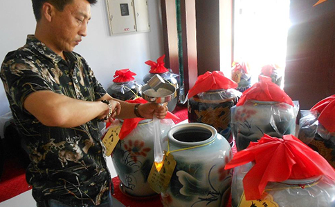 醉開心散酒招商加盟：3大策略助您快速打開區(qū)域市場(chǎng)